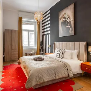 Deluxe Dohany Next To The New York Cafe Budapest